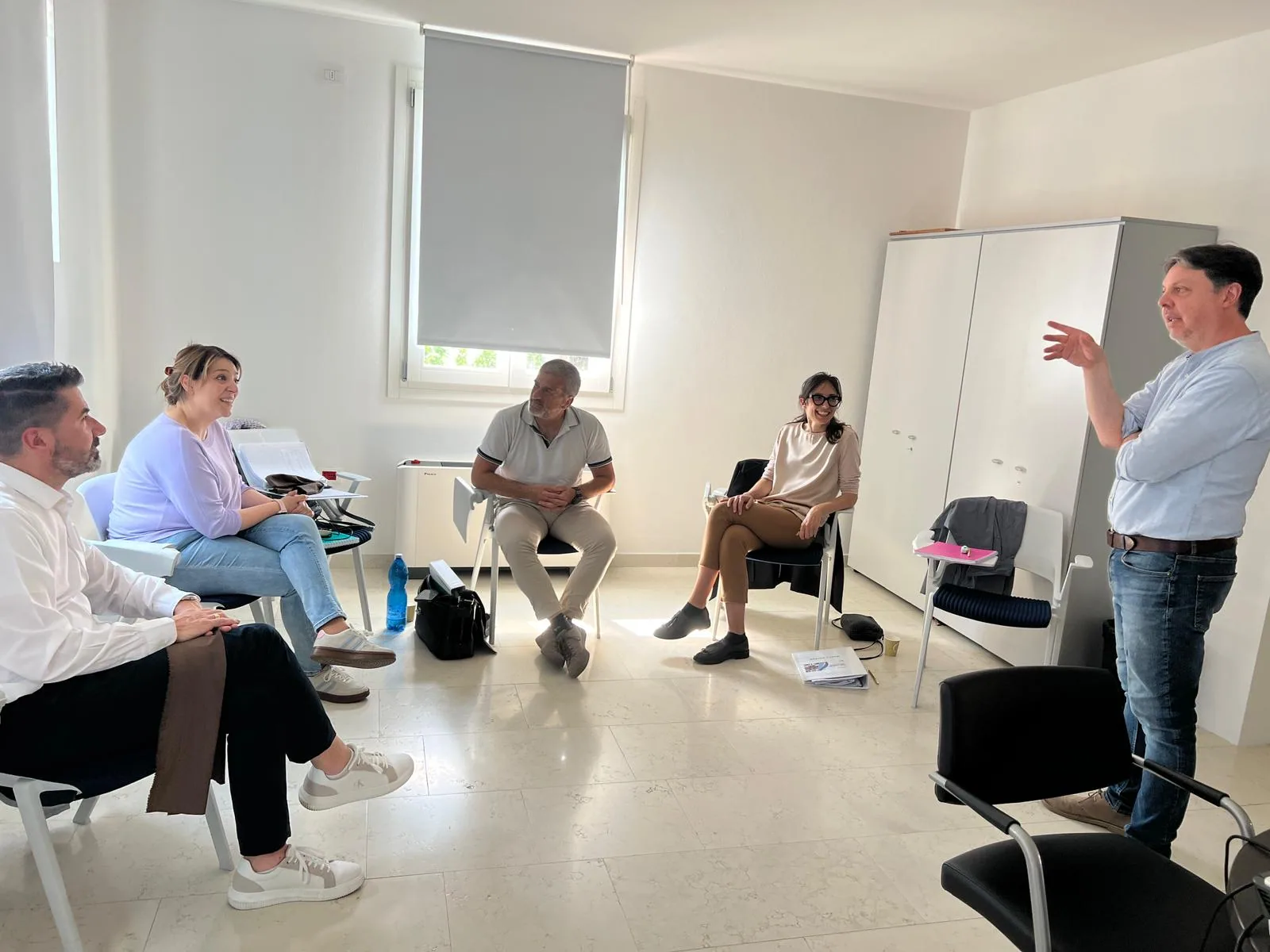 Docente e partecipanti durante un modulo per manager coach