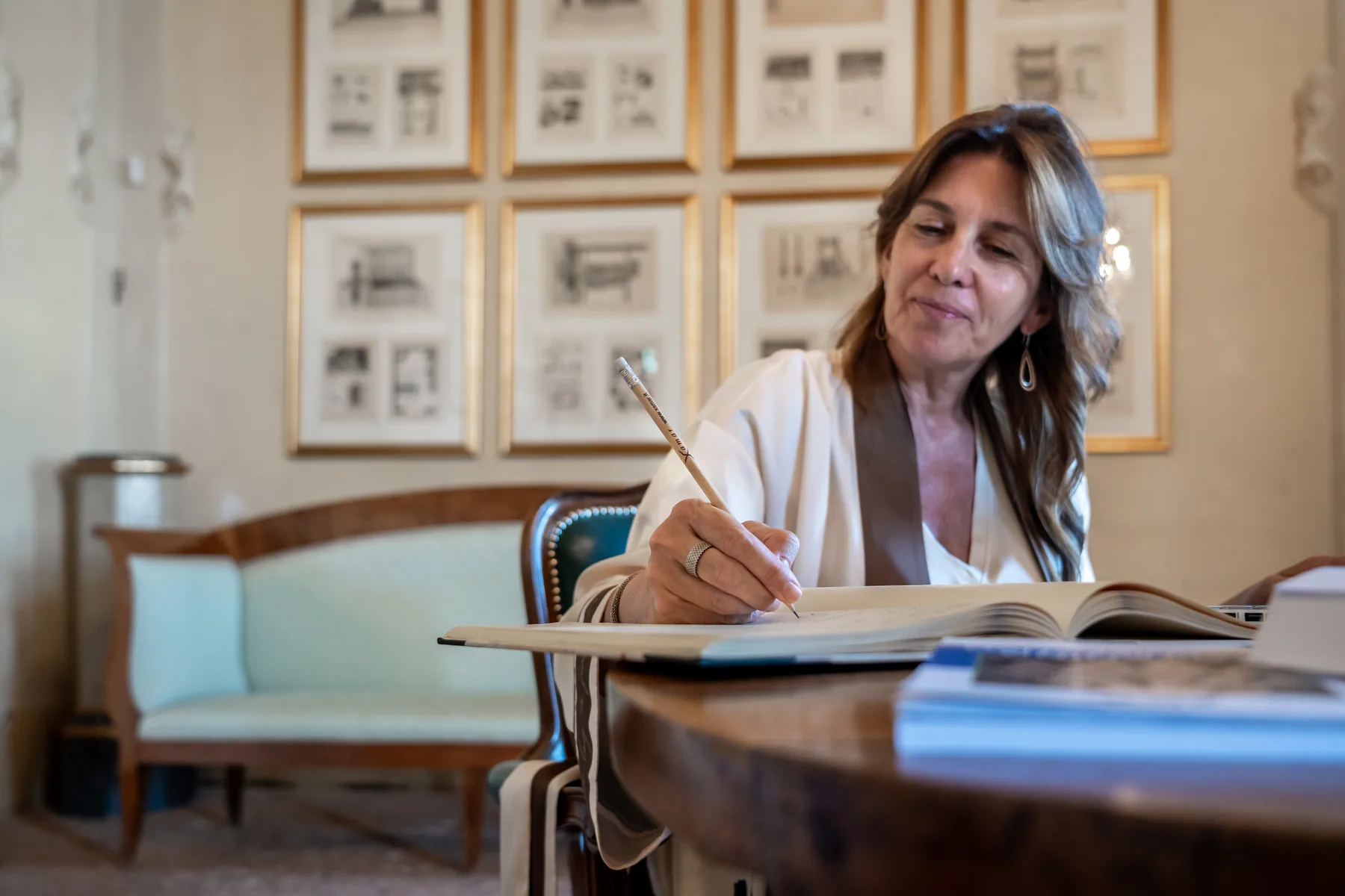 Maria Baggio, fondatrice di Xamar, al lavoro sui suoi appunti
